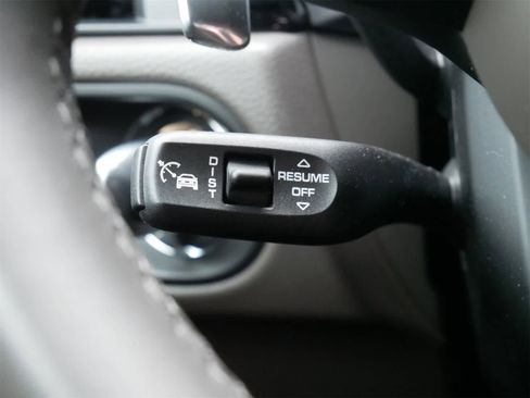 Used 2025 Porsche Macan image 17