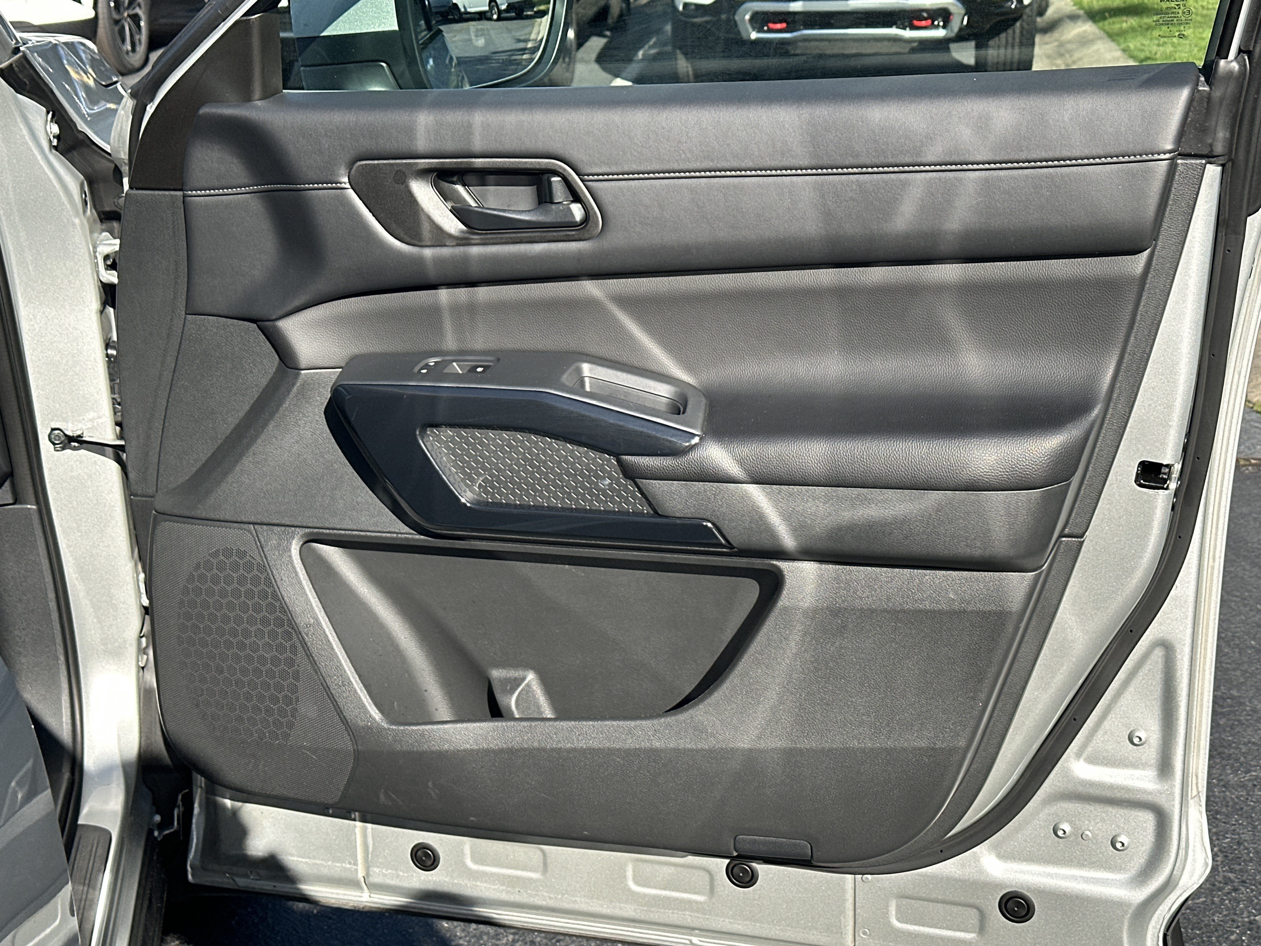 Used 2024 Nissan Pathfinder SV FWD image 14