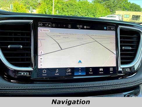 Used 2024 Chrysler Pacifica Limited FWD image 36