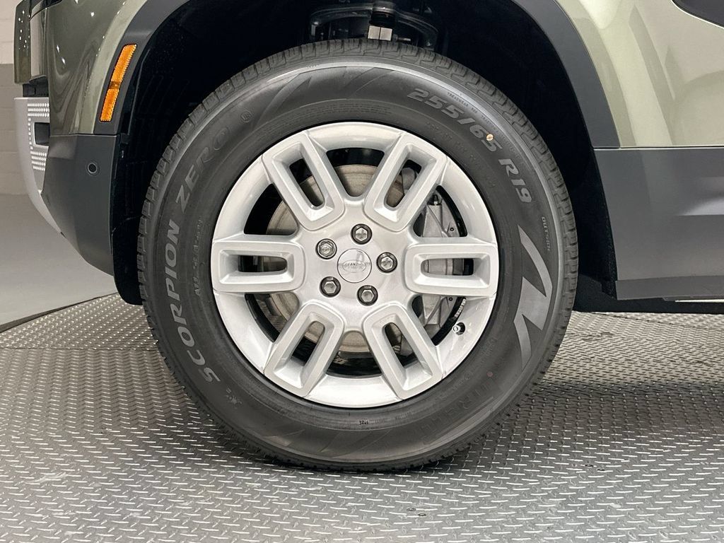 Used 2025 Land Rover Defender 110 S AWD/4WD image 4