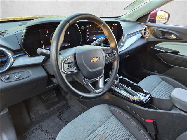 Used 2025 Chevrolet Trax LT w/ LT Convenience Package FWD image 11