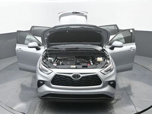 Used 2024 Toyota Highlander XLE FWD image 37