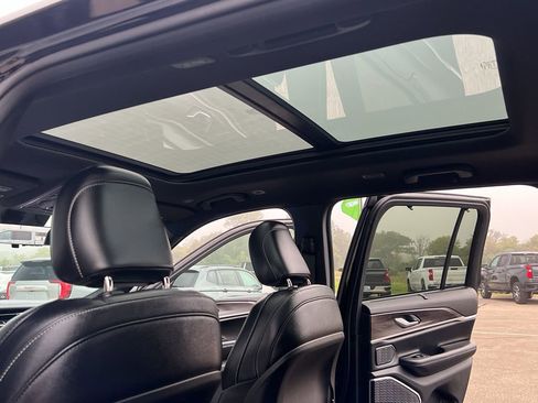 Used 2024 Jeep Grand Cherokee Limited w/ Luxury Tech Group II image 39