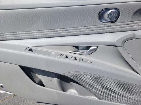 New 2025 Hyundai Elantra SEL image 17