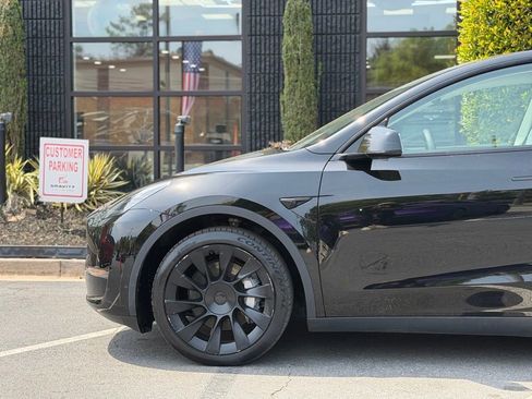 Used 2021 Tesla Model Y Long Range image 10