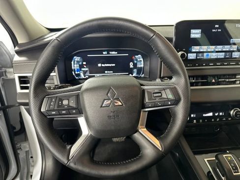 Used 2023 Mitsubishi Outlander SE image 14