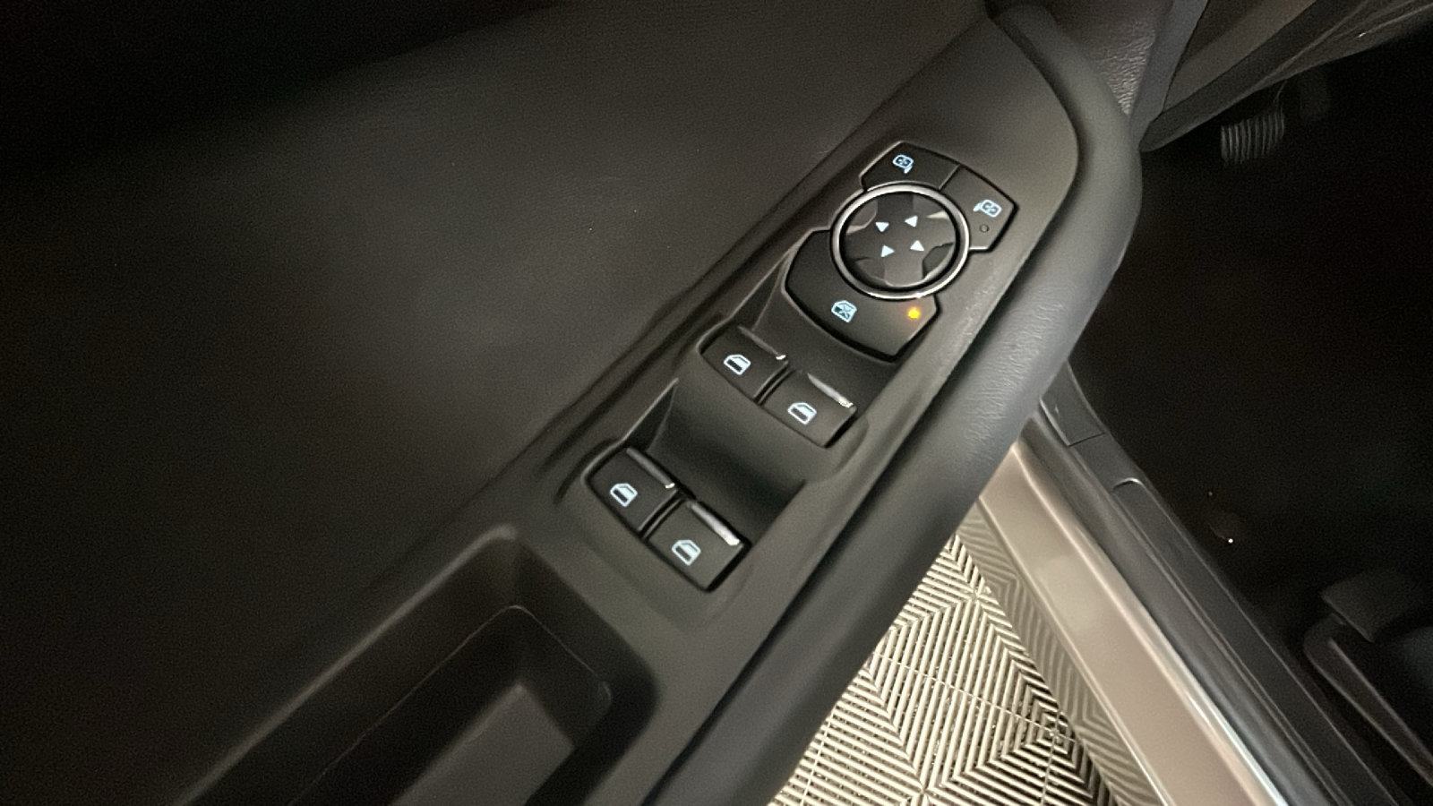 Used 2019 Ford Edge SE AWD/4WD image 12