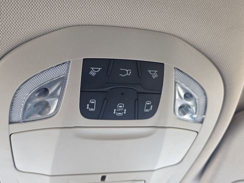 Used 2023 Chrysler Pacifica Touring-L FWD image 25