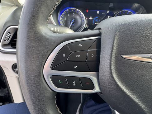 Used 2022 Chrysler Pacifica Touring-L image 35