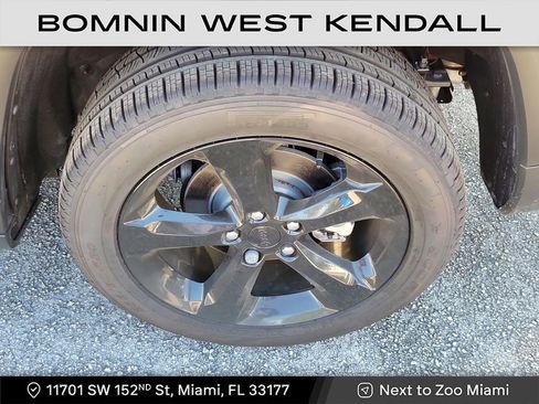 Used 2025 Jeep Grand Cherokee Limited w/ Black Appearance Package image 5