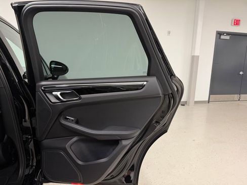 Certified 2025 Porsche Macan image 38