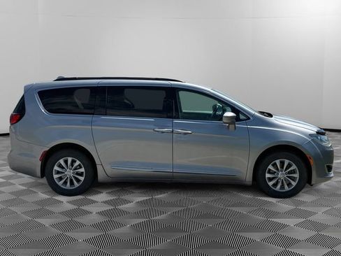 Used 2017 Chrysler Pacifica Touring-L FWD image 6