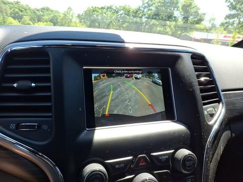 Used 2021 Jeep Grand Cherokee Laredo AWD/4WD image 31
