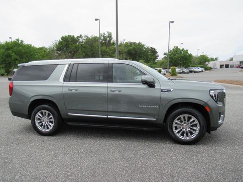 Used 2024 GMC Yukon XL SLT w/ SLT Premium Package AWD/4WD image 2