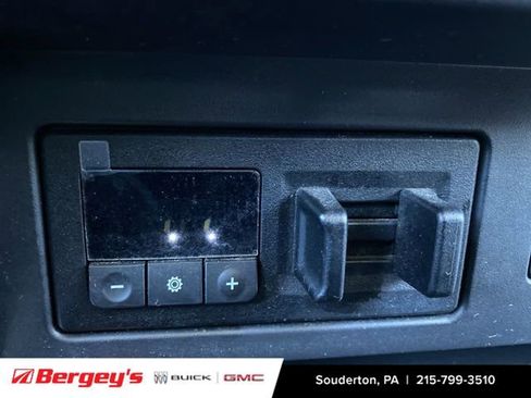 Used 2021 Nissan Titan SV w/ SV Convenience Package image 40