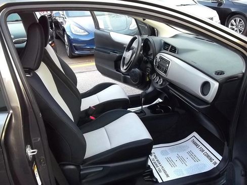 Used 2012 Toyota Yaris L image 4