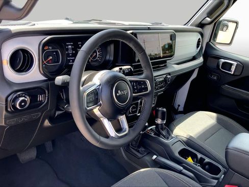Used 2025 Jeep Wrangler Unlimited Sahara AWD/4WD image 17