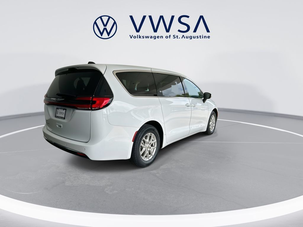 Used 2023 Chrysler Pacifica Touring-L FWD image 7