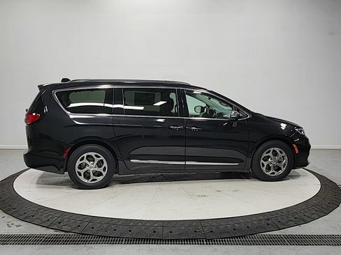 Used 2023 Chrysler Pacifica Limited FWD image 8