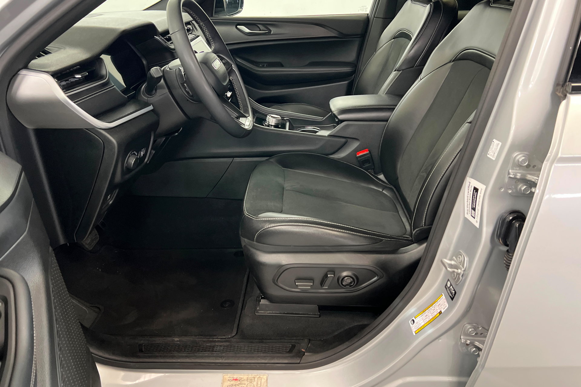 Used 2025 Jeep Grand Cherokee Altitude AWD/4WD image 18