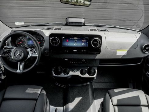 Used 2025 Mercedes-Benz Sprinter 2500 image 21