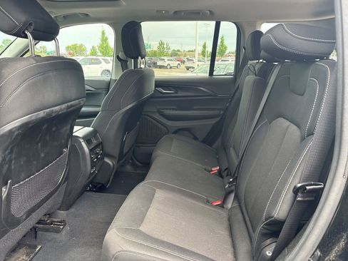 Used 2023 Jeep Grand Cherokee Laredo w/ Luxury Tech Group I AWD/4WD image 14