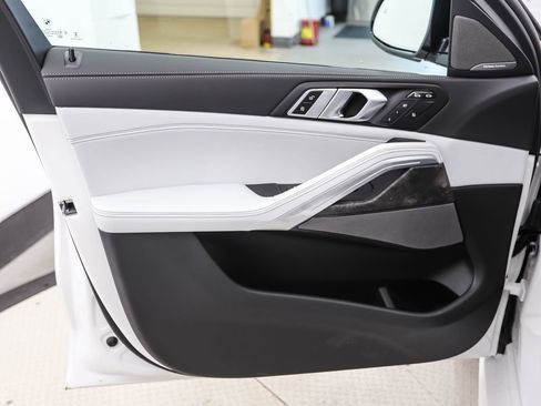 Used 2026 BMW X6 xDrive40i w/ Climate Comfort Package image 9