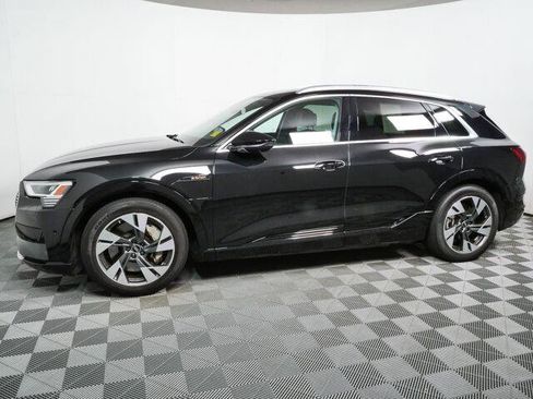 Used 2023 Audi e-tron Premium Plus w/ Premium Plus Package AWD/4WD image 32