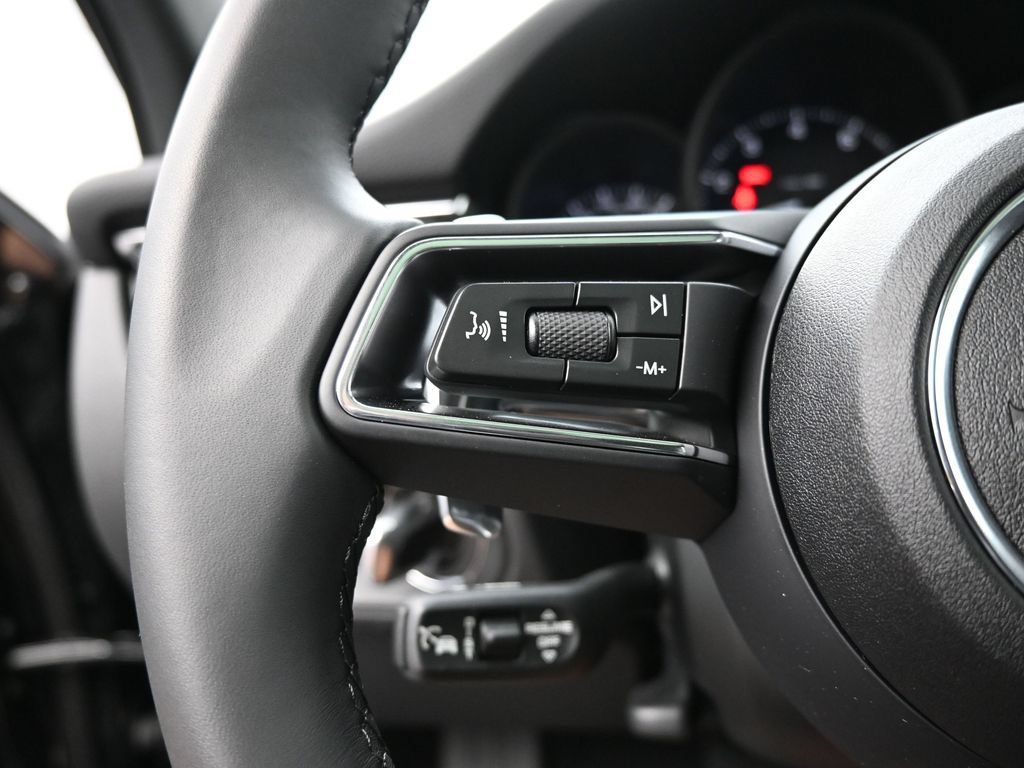 Certified 2025 Porsche Macan AWD/4WD image 11
