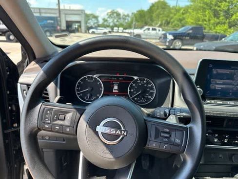 Used 2023 Nissan Rogue S FWD image 11