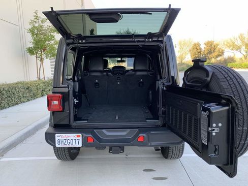 Used 2019 Jeep Wrangler Unlimited Sahara image 6