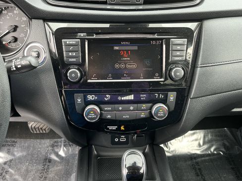 Used 2020 Nissan Rogue SV image 22
