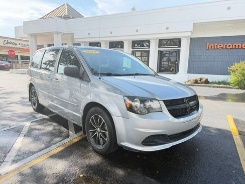 Used 2017 Dodge Grand Caravan SE FWD image 1