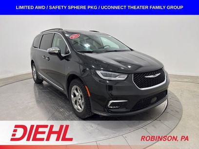 Used 2023 Chrysler Pacifica Limited w/ Uconnect Theater Family Group