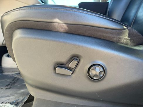 Used 2023 Chrysler Pacifica Touring-L FWD image 15