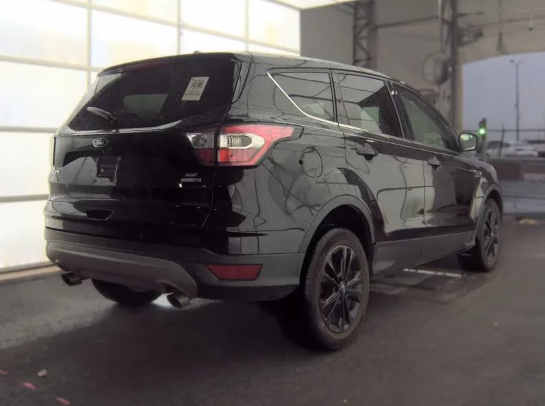 Used 2017 Ford Escape SE AWD/4WD image 2