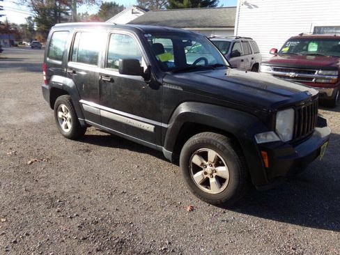 Used 2010 Jeep Liberty Sport image 3