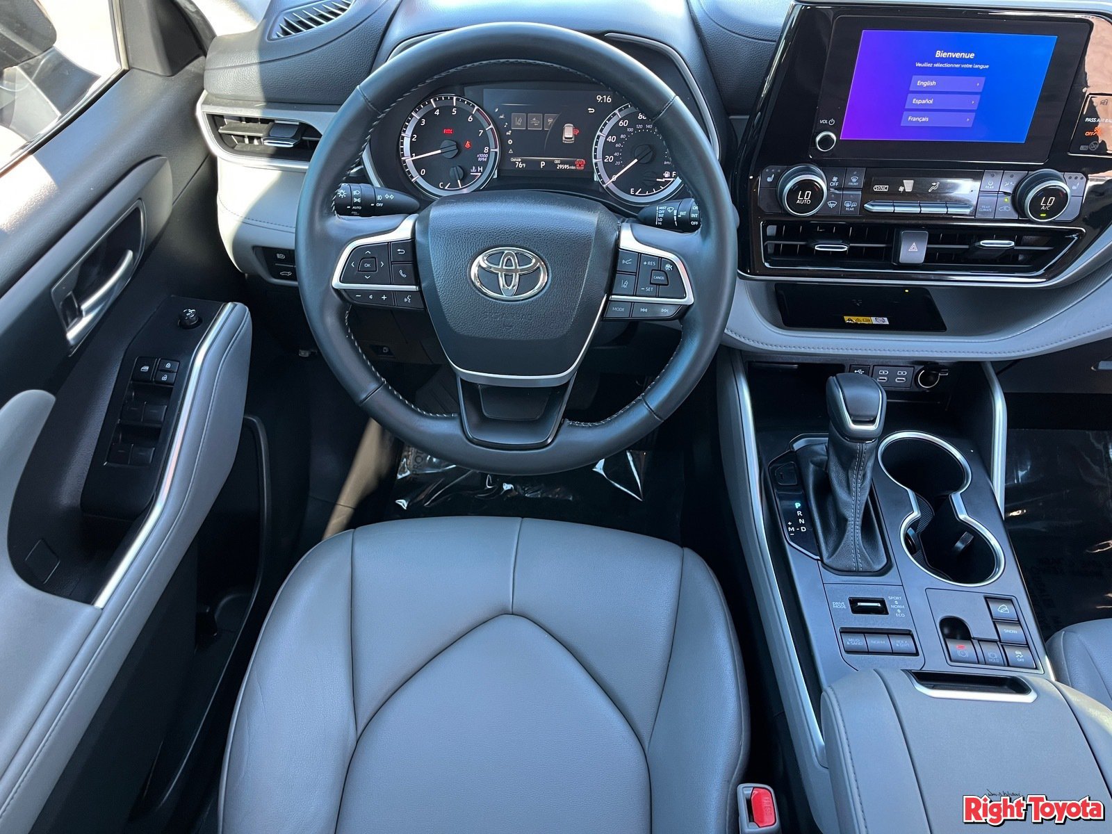 Used 2024 Toyota Highlander XLE AWD/4WD image 16