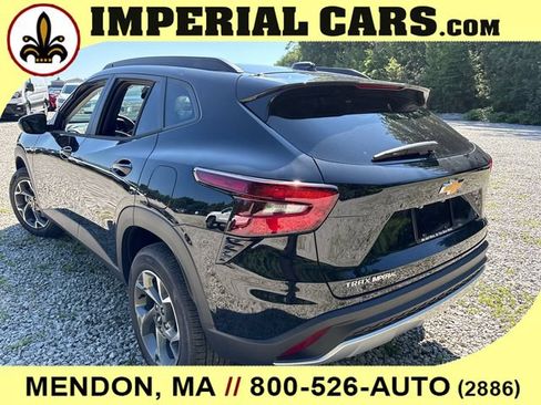 New 2026 Chevrolet Trax LT w/ LT Convenience Package FWD image 9