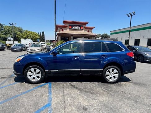 Used 2010 Subaru Outback 2.5i Premium AWD/4WD image 2