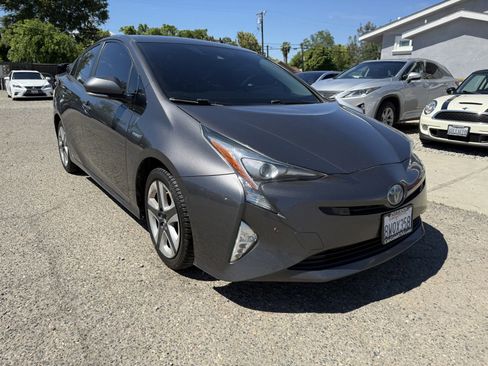 Used 2018 Toyota Prius Four Touring w/ Premium Convenience Package image 3