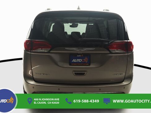 Used 2017 Chrysler Pacifica Limited w/ Advanced Safetytec Group FWD image 10