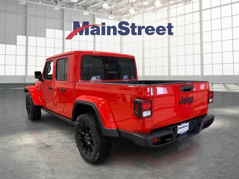 Used 2025 Jeep Gladiator Sport AWD/4WD image 3