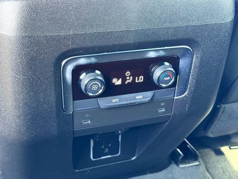 Used 2025 Chevrolet Suburban Z71 image 20