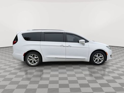 Used 2017 Chrysler Pacifica Touring-L Plus w/ Tire & Wheel Group FWD image 8