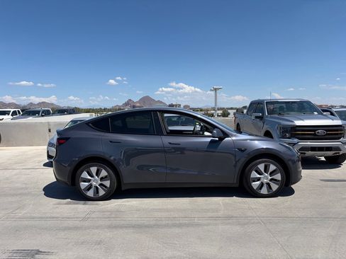 Used 2023 Tesla Model Y Long Range AWD/4WD image 2