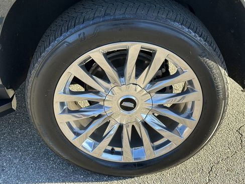 Used 2022 Cadillac Escalade Premium Luxury image 25