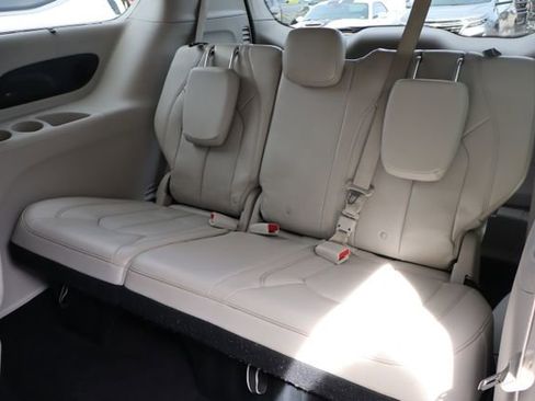 Used 2018 Chrysler Pacifica Touring-L Plus FWD image 51