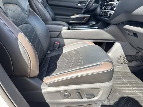 Used 2023 Nissan Pathfinder Platinum w/ Cargo Package AWD/4WD image 25