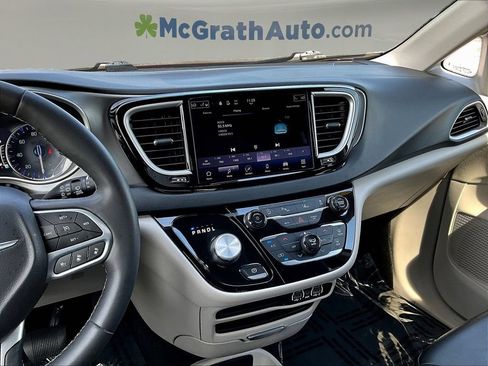 Used 2023 Chrysler Pacifica Touring-L FWD image 12